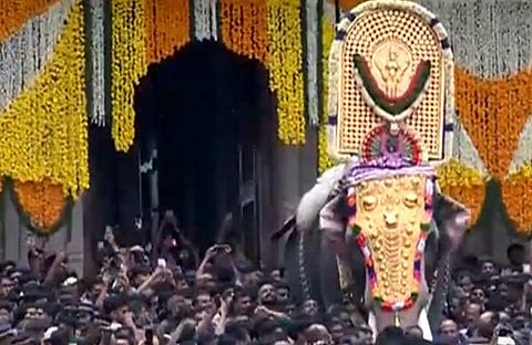 തെക്കേഗോപുര നട തള്ളിത്തുറന്ന് കൊമ്പന്‍ ശിവകുമാര്‍, ടെലിവിഷന്‍ ദൃശ്യം