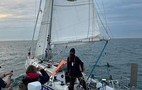 ഫ്രഞ്ച് തീരം തൊടുന്ന അഭിലാഷ്/ ട്വിറ്റർ