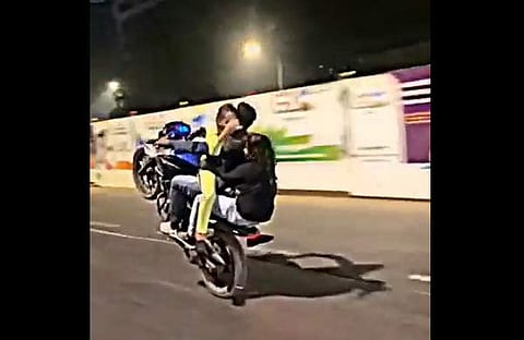 ബൈക്കില്‍ അപകടകരമായ രീതിയിലുള്ള അഭ്യാസപ്രകടനം, സ്‌ക്രീന്‍ഷോട്ട്‌