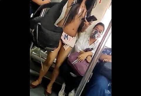 മെട്രോയില്‍ യാത്ര ചെയ്യുന്ന സ്ത്രീയുടെ വീഡിയോ ദൃശ്യം