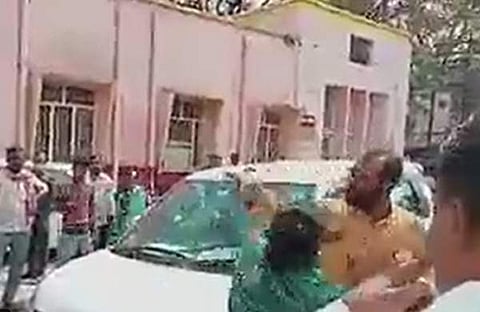 മരിച്ച രോഗിയുടെ ബന്ധുക്കളുമായി തര്‍ക്കിക്കുന്ന ബിജെപി നേതാവ്/ വീഡിയോ ദൃശ്യം