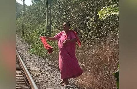 ചുവന്ന തുണി വീശി ട്രെയിനിന് അപകട മുന്നറിയിപ്പ് നല്‍കുന്ന ചന്ദ്രവതിയുടെ ദൃശ്യം, ഫോട്ടോ/ എക്‌സ്പ്രസ്‌