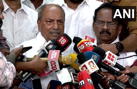 എകെ ആന്റണി തിരുവനന്തപുരത്ത് മാധ്യമങ്ങളെ കാണുന്നു