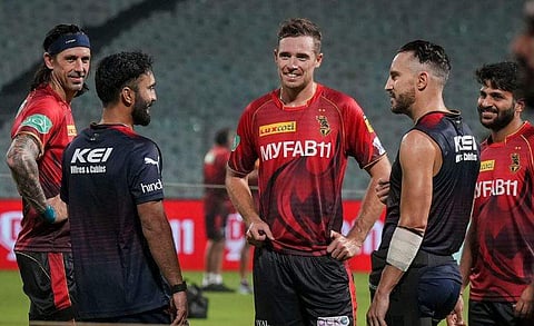 പരിശീലനത്തിനിടെ സൗഹൃദ സംഭാഷണം നടത്തുന്ന കൊൽക്കത്ത, ബാം​ഗ്ലൂർ താരങ്ങൾ/ പിടിഐ