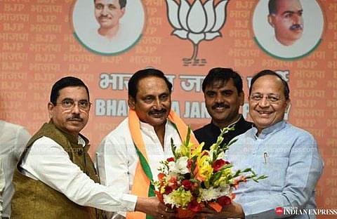 കിരണ്‍കുമാര്‍ റെഡ്ഡിയെ ബിജെപി നേതാക്കള്‍ സ്വീകരിക്കുന്നു/ ന്യൂ ഇന്‍ഡ്യന്‍ എക്‌സ്പ്രസ്‌