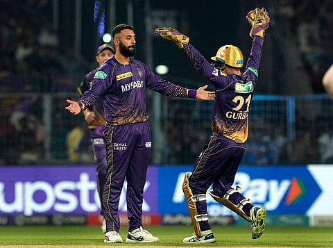 ഡുപ്ലെസിയെ ക്ലീൻ ബൗൾഡ‍ാക്കിയ വരുൺ/ പിടിഐ