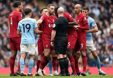 ലിവർപൂൾ താരങ്ങൾ റഫറിയുമായി തർക്കിക്കുന്നു/ ട്വിറ്റർ