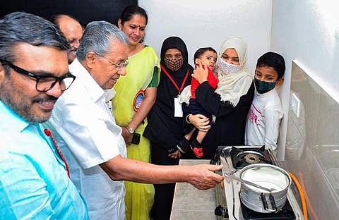 മുഖ്യമന്ത്രി ഫെയ്‌സ്ബുക്കില്‍ പങ്കുവച്ച ചിത്രം