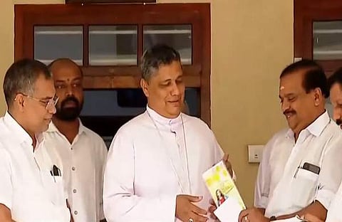 ബിജെപി നേതാക്കള്‍ തലശേരി ബിഷപ്പുമായി കൂടിക്കാഴ്ച നടത്തുന്നു/ ടിവി ദൃശ്യം