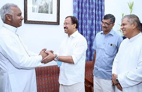 മുരളീധരന്‍ ബിഷപ്പ് തോമസ് ജെ നെറ്റോയുമായി കൂടിക്കാഴ്ച നടത്തുന്നു