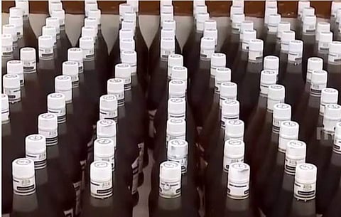 ട്രെയിനില്‍ നിന്ന് പിടിച്ചെടുത്ത മദ്യക്കുപ്പികള്‍