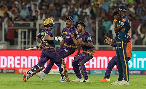 അവിശ്വസനീയ വിജയം ടീമിന് സമ്മാനിച്ച റിങ്കു സിങിനെ അഭിനന്ദിക്കാൻ ഓടിയെത്തുന്ന സഹ താരങ്ങൾ/ ട്വിറ്റർ