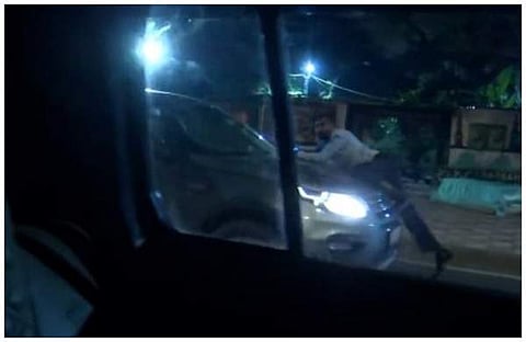 ബോണറ്റില്‍ പിടിച്ചുകിടക്കുന്ന യുവാവിന്റെ ദൃശ്യം, എഎന്‍ഐ