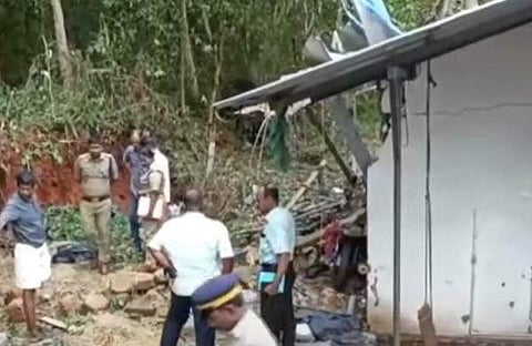 സ്‌ഫോടനം നടന്ന വീട്ടില്‍ പൊലീസും ഫൊറന്‍സിക് സംഘവും പരിശോധന നടത്തുന്നു/ ടിവി ദൃശ്യം