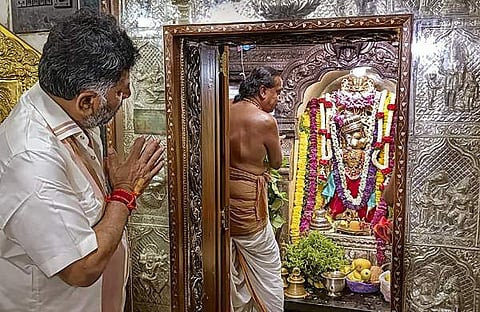 വോട്ടെടുപ്പിന് മുന്‍പ് ഡി കെ ശിവകുമാര്‍ ക്ഷേത്രത്തില്‍, പിടിഐ
