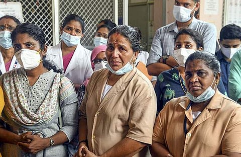 വൈദ്യപരിശോധനക്കെത്തിച്ച സ്‌കൂൾ അധ്യാപകന്റെ കുത്തേറ്റ് ഡോക്ടർ വന്ദന കൊല്ലപ്പെട്ടതിൽ തിരുവനന്തപുരം ജനറൽ ആശുപത്രിയിലെ ഡോക്ടർമാരും മെഡിക്കൽ സ്റ്റാഫും പ്രതിഷേധിച്ചപ്പോൾ/ചിത്രം: പിടിഐ