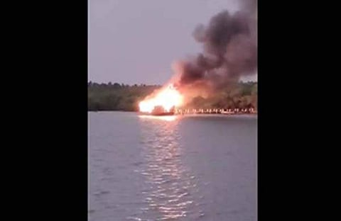 നിര്‍ത്തിയിട്ടിരുന്ന ഹൗസ് ബോട്ടിന് തീപിടിച്ചപ്പോള്‍/ വീഡിയോ ദൃശ്യം