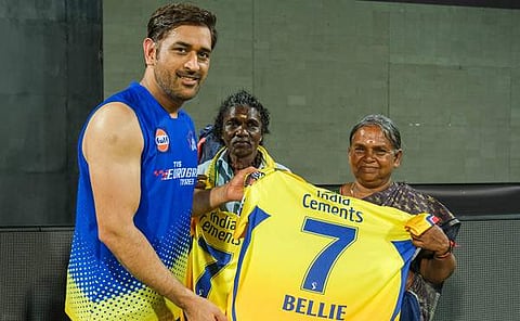 ബൊമ്മനും ബെള്ളിക്കുമൊപ്പം ധോനി//ചിത്രം: ഫെയ്‌സ്‌ബുക്ക്