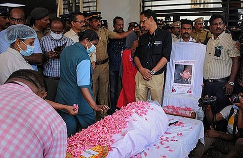 ഡോ. വന്ദനയ്ക്ക് അന്ത്യാഞ്ജലി അർപ്പിക്കുന്നു/ പിടിഐ