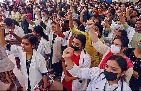 ഡോ വന്ദനയുടെ കൊലപാതകത്തിൽ പ്രതിഷേധിച്ച് ഡോക്ടർമാരുടെ പ്രതിഷേധം