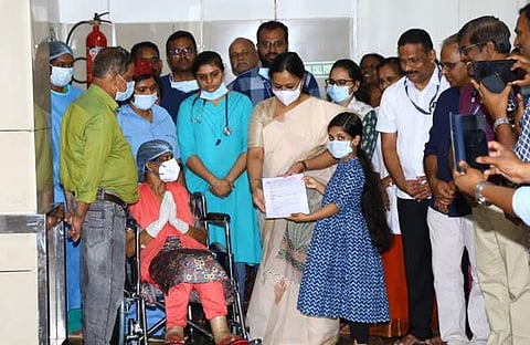 ആരോഗ്യ മന്ത്രി സുജാതയെ കണ്ട് സന്തോഷം പങ്കുവെച്ചു/ ചിത്രം ഫെയ്‌സ്‌ബുക്ക്