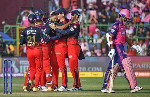 യശസ്വി ജയ്സ്വാളിന്റെ പുറത്താകൽ ആഘോഷിക്കുന്ന ആർസിബി താരങ്ങൾ/ പിടിഐ