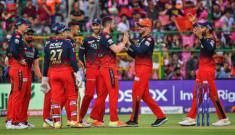 വിക്കറ്റ് നേട്ടമാഘോഷിക്കുന്ന ആർസിബി താരങ്ങൾ/ പിടിഐ