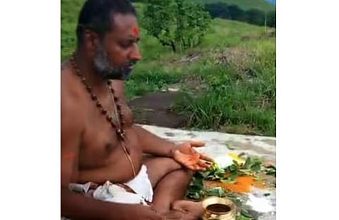 പൊന്നമ്പലമേട്ടില്‍ പൂജ നടത്തുന്ന ദൃശ്യം, സ്‌ക്രീന്‍ഷോട്ട്‌