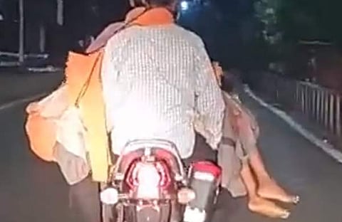 മകളുടെ മൃതദേഹവുമായി ബൈക്കില്‍ സഞ്ചരിക്കുന്ന അച്ഛന്റെ ദൃശ്യം, സ്‌ക്രീന്‍ഷോട്ട്‌