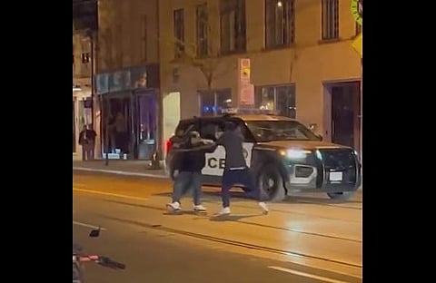 പെരുമ്പാമ്പിനെ ഉപയോഗിച്ച് എതിരാളിയെ പ്രഹരിക്കുന്ന ദൃശ്യം