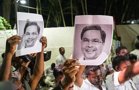 ജനകീയ നേതാവിന്റെ ചിത്രത്തില്‍ പാലഭിഷേകം നടത്തി അനുയായികള്‍, ആഹ്ലാദം ( വീഡിയോ)