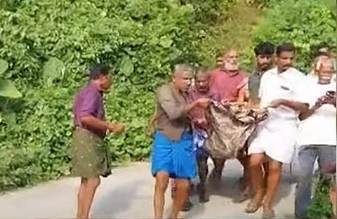 കാട്ടുപോത്തിന്റെ പരിക്കേറ്റയാളെ നാട്ടുകാര്‍ ആശുപത്രിയിലെത്തിക്കുന്നു