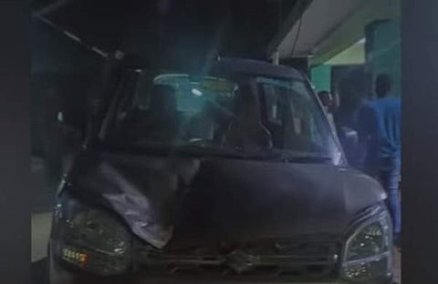 കാട്ടാന ഇടിച്ചിട്ട കാറിന്റെ ബോണറ്റ്/ ടെലിവിഷന്‍ ചിത്രം