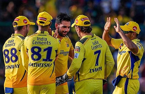 ടീമംഗങ്ങൾക്കൊപ്പം ചെന്നൈ സൂപ്പർ കിംഗ്‌സ് ബൗളർ ദീപക് ചാഹർ/ ചിത്രം: പിടിഐ