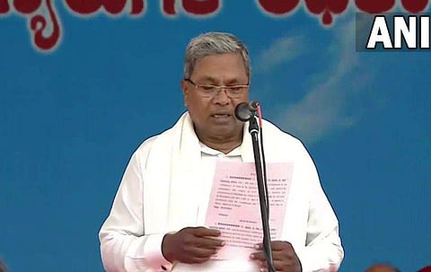 സിദ്ധരാമയ്യ മുഖ്യമന്ത്രിയായി സത്യപ്രതിജ്ഞ ചെയ്യുന്നു/എഎന്‍ഐ