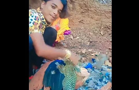 മയിലിനോട് ക്രൂരത കാണിക്കുന്ന യുവാവിന്റെ ദൃശ്യം