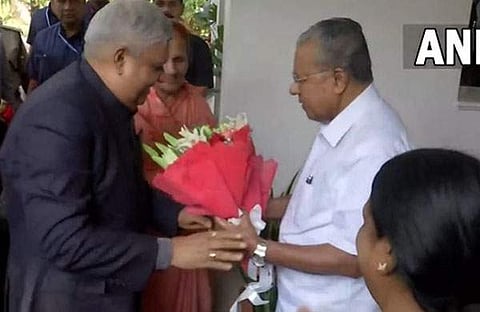 ഉപരാഷ്ട്രപതിയെ പിണറായി സ്വീകരിക്കുന്നു/ എഎൻഐ