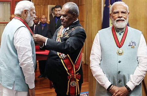 മോദിക്ക് പുരസ്കാരം സമ്മാനിക്കുന്നു/ എഎൻഐ