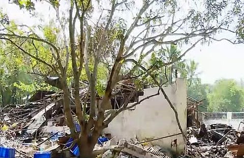 കത്തിച്ചാമ്പലായ ​ഗോഡൗൺ/ ടിവി ദൃശ്യം