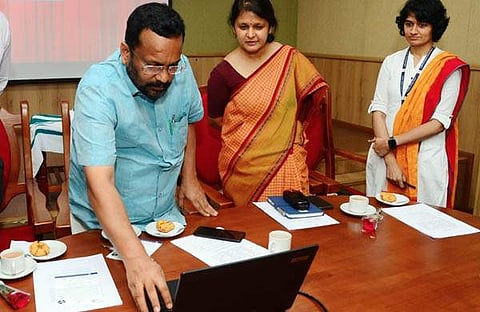 മന്ത്രി രാജൻ പോർട്ടൽ ഉദ്ഘാടനം ചെയ്യുന്നു/ ഫെയ്സ്ബുക്ക്