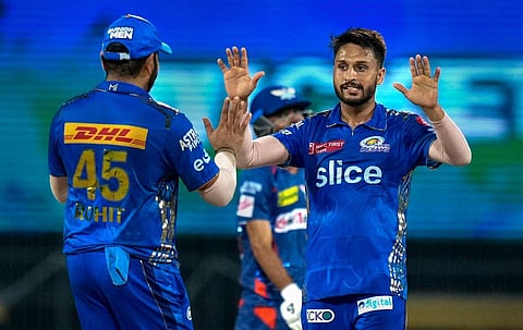 ആകാശ് മധ്‌വാളിനെ അഭിനന്ദിക്കുന്ന രോഹിത് ശർമ/ പിടിഐ