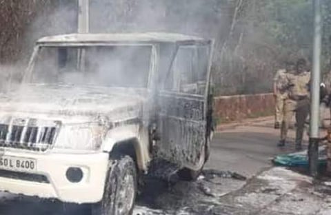 ജീപ്പില്‍ ആളിപ്പടര്‍ന്ന തീ അണയ്ക്കുന്ന ദൃശ്യം