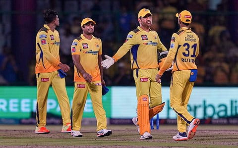 സഹതാരങ്ങൾക്കൊപ്പം ധോനി/ പിടിഐ