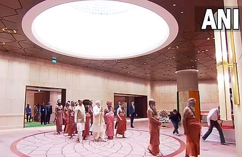 ചെങ്കോലുമായി പ്രധാനമന്ത്രി ലോക്‌സഭയിലേക്ക്/ എഎന്‍ഐ