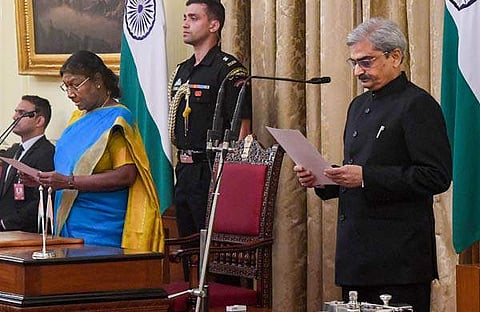 പ്രവീൺ കുമാർ ശ്രീവാസ്തവ സത്യപ്രതിജ്ഞ ചെയ്യുന്നു/ പിടിഐ