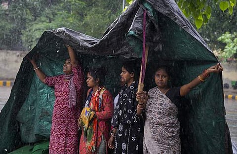 മഴയെ പ്രതിരോധിക്കാന്‍ പ്ലാസ്റ്റിക് ഷീറ്റും, ഡല്‍ഹിയില്‍ നിന്നുള്ള ദൃശ്യം, പിടിഐ