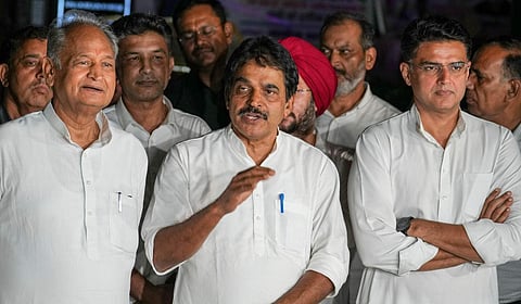 അശോക് ​ഗെഹ്‌ലോട്ടും സച്ചിൻ പൈലറ്റും കെസി വേണു​ഗോപാലിനൊപ്പം മാധ്യമങ്ങളെ കാണുന്നു/ പിടിഐ