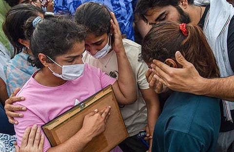 മെഡലുകൾ ​ഗം​ഗയിൽ ഒഴുക്കാൻ ​ഗുസ്തി താരങ്ങൾ ഹരിദ്വാറിൽ എത്തിയപ്പോൾ/ ചിത്രം; പിടിഐ