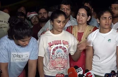 വിനേഷ് ഫോഗട്ട് മാധ്യമങ്ങളോട് സംസാരിക്കുന്നു/ പിടിഐ