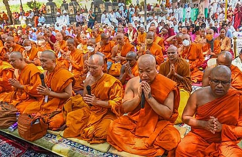 ബോധ് ഗയയില്‍ പ്രാര്‍ഥനയില്‍ മുഴുകിയിരിക്കുന്ന ബുദ്ധ സന്യാസിമാര്‍, പിടിഐ